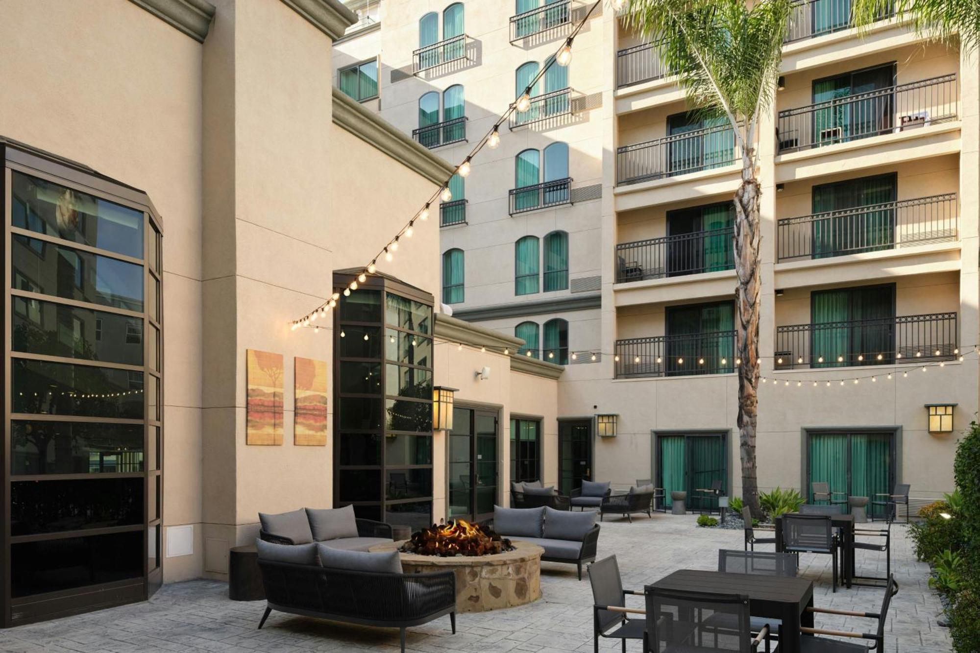 Courtyard By Marriott Los Angeles Pasadena Old Town Exterior foto